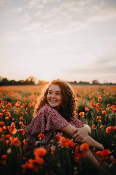 Clothes For Photoshoot, Kalaw, College Graduation Pictures Poses, Wildflower Photo, Outdoor Portrait, Spring Photoshoot, Flower Photoshoot, Portrait Woman, Outdoor Shoot