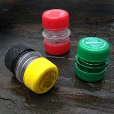 three different colored bottles sitting next to each other on top of a wooden table with the caption tapones y bocas de botas de botellas cremales