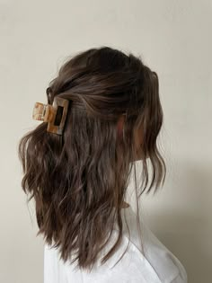 Een grote haarspeld gemaakt van een stevige kwaliteit in een tijdloos design. De spelt heeft optimale grip in het haar om je haarstijlen naar een hoger niveau te tillen. Stijlvol en praktisch. Hairstyles Glasses, Hairstyles Names, Rambut Brunette, Brown Hair Inspo, Women's Hairstyles, Medium Hairstyles, Hair Stylies, Bohol, Winter Trends