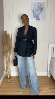 Black Blouse White Pants Outfit, Black Blazer And Black Pants Outfit, Styling Basics Women, Concert Outfit Elegant, Style With Shirt Woman, Mode Parisienne Chic, Going Out To Dinner Outfit Winter, Layered Button Down Shirt Outfit, Jean Work Outfits Women