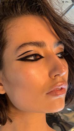 Makeup Hooded Eyes, Eyeshadow Application, Vampire Bride, Rave Makeup, Hooded Eye Makeup