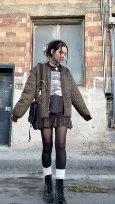 Slouchy Socks, Thrifted Clothing, Outfit Grunge, Look Grunge, Mode Hippie, Fashion Fail, Fashion Aesthetics, Look Older, Tights Outfit