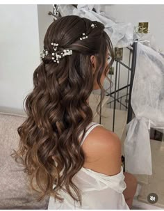 Simple Curl Hairstyles Wedding, Simple Hairstyle For Engagement, Simple Engagement Hairstyles, Nikkah Makeup, Bridesmaid Hair Inspo, Cute Prom Hairstyles, Bridal Hair Down