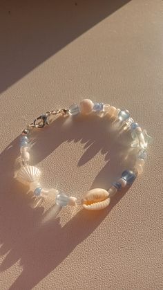 #aesthetic #jewelry #sea #blue #shells Sea Shell Bracelets, Beaded Bracelets With Shells, Sea Shells Accessories, Seashell Bracelet Ideas, Sea Shell Bracelet Diy, Mermaid Accessories Aesthetic, Diy Mermaid Jewelry, Shell Bracelet Ideas, Shell Bead Bracelet