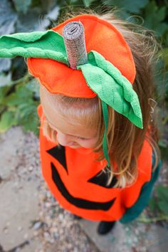 Fall Costumes For Kids, Pumpkin Headband Diy, Jackolantern Costumes, Diy Toddler Pumpkin Costume, Homemade Pumpkin Costume, Diy Pumpkin Halloween Costume, Toddler Pumpkin Costume Diy, Family Pumpkin Costumes, Diy Pumpkin Costume Toddler