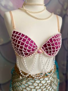 Introducing the 2023 collection! Meet one of the 24 new mermaids tops with 2 variations, either white or golden beads with scales shapes! VENUS is a bright pink glittery painted top with glued beads, sparkly by day and glowing by night*. The tops are waterproof but not recommended for natural bodies of water. IMPORTANT ! Note that the bra size is in French size so please pay attention to convert it the right way before ordering! I wont take any exchange nor refund. This top is MADE BY ORDER so p Pink Sparkly Top, Mermaid Top, Bra Items, Golden Beads, Sparkly Top, Pink Sparkly, 2023 Collection, Bright Light, White Beads