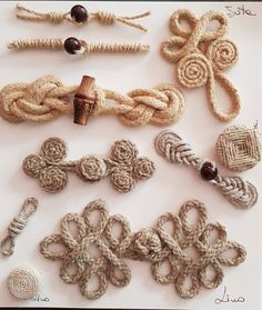 there are many different types of knots on the table