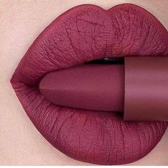 Lipstick For Brunettes, Bold Lipstick Makeup, Pink Lips Makeup, Lipstick Designs, Juicy Lips, Lip Paint