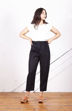 Linen, linen pants, minimal, minimalist, minimalism, minimal style, vacation style, vacation outfits, slow fashion, spring style, summer style Thrift Outfit, Outfit Builder, Apple Shape Outfits, Minimalist Fashion Summer, Linen Outfits, Minimalist Clothing, Summer Packing, Minimal Wardrobe, Life Crisis