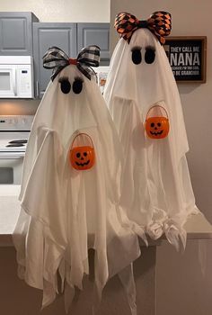 DIY Dollar Store Halloween Decor ideas Sweet Halloween Decorations, Halloweentown Diy Decor, Buffet Halloween, Décoration Table Halloween, Dollar Tree Halloween Decor, Table Halloween, Halloween Decor Ideas