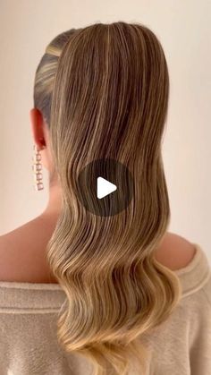 Tamara Lima  PENTEADOS | NOIVAS |CURSOS Ribeirão Preto on Instagram: "Ponytail que a gente ama E o acabamento perfeito de @ojoaquimprofessional 🖤  Salva aí se você tbm amou!!!!  #tutorials #makeup #penteados #madrinhasdecasamento #penteadosribeiraopreto" Elegant Slick Back Ponytail, Formal Hairstyles Updo Ponytail, Pointy Tail Hairstyles, Retro High Ponytail, Hair Up Ponytail, Pony Tailed Hairstyle Wedding, Ponytail Formal Hairstyles, Glam Ponytail Hairstyles, High Pony Wedding Hair