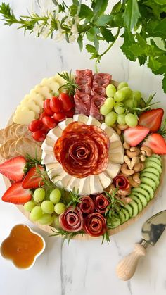 Wedding Shower Brunch Charcuterie Board, Bday Recipes Food, Cute Cheese Board, Charcoochie Board Ideas, Carcurie Board Brunch, Charcuterie Board Cucumber, Cucumber On Charcuterie Board, Salami Board Ideas, Cute Food Board Ideas