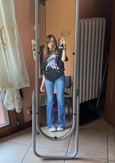 Outfit Ideas Tshirt Jeans, T Shirt With Flare Jeans, Outfits Ideas With Flare Jeans, Flared Jeans Converse Outfit, Flared Jeans And Converse Outfit, How To Style Flared Jeans Casual, Big Tshirt And Jeans Outfit, Converse Outfit Flare Jeans, Graphic Tee And Flare Jeans