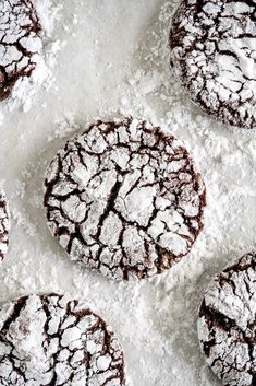 several chocolate crinkle cookies are on a table