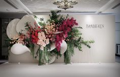 flowers are arranged in vases on display at the baubenkenden event