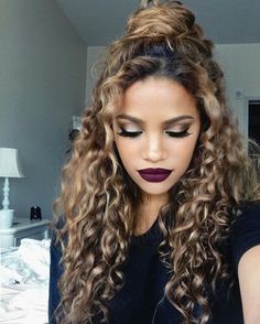 half updo hairstyle for curly hair in summer Everyday Hairstyles For Curly Hair, Half Updo Hairstyles, Mekap Mata, Wavy Curls, Smink Inspiration, Hairstyles For Curly Hair, Hot Hair Styles, Everyday Hairstyles, Long Curly Hair