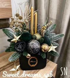 Новогодняя композиция Christmas Box Decoration Ideas, Christmas Flower Arrangements Ideas, Christmas Boxes Decoration, Christmas Centre Pieces, Black Christmas Decorations, Christmas Decorations Centerpiece, Candle Arrangements, Christmas Candle Decorations