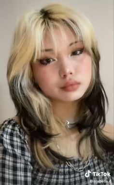 Black And Blonde Hair Wolfcut, Blonde And Black Wolfcut, Brown And Blonde Wolfcut, Hair Inspo Round Face, Black And White Wolfcut, Skunk Hair Wolf Cut, Black Hair Blonde Tips, Black To Blonde Hair, Euphoria 2