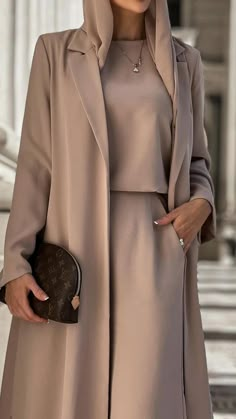 Minimal Stil, Modest Winter Outfits, Abaya Designs Latest, Modest Casual Outfits, Modest Fashion Hijab, Hijabi Fashion Casual, Blouse Drafting Patterns, Diy Blouse Pattern