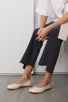 MAISON MARGIELA Tabi split-toe leather ballet flats | NET-A-PORTER White Flats Outfit, Beige Ballet Flats, Cos Outfit, White Ballet Flats, Japanese Socks