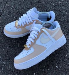 𝙧𝙞𝙘𝙝 𝙗𝙞𝙩𝙘𝙝. on Twitter: "these hard asf… " Sepatu Air Jordan, Wallpaper Nike, White Nike Shoes, Dr Shoes, Nike Fashion Shoes, Nike Shoes Girls, Preppy Shoes, Jordan Shoes Girls, Pretty Shoes Sneakers