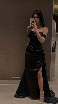 Satin Long Prom Dress, Simple Satin, Prom Inspiration, Classy Prom Dresses, Stunning Prom Dresses, Black Dress Outfits, Black Off Shoulder, Prom Dress Inspiration, Black Prom