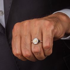 Portez n'importe quelle initiale avec notre chevalière en argent sterling. Cette chevalière de style classique est très tendance et convient autant pour femme que pour homme. Cette bague initiale peut être portée à tout moment de la journée et pour toute occasion. Si vous cherchez un superbe cadeau personnalisé à offrir, jetez un œil à cette bague gravée. C'est certainement quelque chose de spécial. Choisissez votre initiale ou l'initiale d'une personne qui vous est chère. Notre bague avec initi Ring Ideas, Fishing Lures, S Models, Class Ring, Steam, Cufflinks, Rings For Men, Weddings, Gold