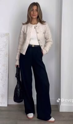 Simple Classy Style Women, Pantalon Wide Leg Outfit, Young Office Outfits, Conference Outfit, Casual Work Outfits Women, Smart Casual Work Outfit, Chique Outfits, Office Outfits Women, Business Casual Outfits For Work