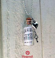 Bottle Charms Necklaces, Little Glass Bottles Ideas, Mini Bottle Art, Tiny Bottles, قلادات متدلية, Heart Song, Pinterest Jewelry, Tiny Jars, Mini Glass Bottles