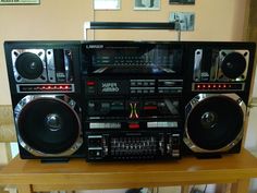 an old fashioned boombox with speakers on it