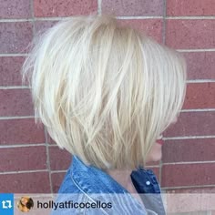 blonde+graduated+bob                                                                                                                                                                                 More Blonde Graduated Bob, Cute Medium Haircuts, Sanggul Modern, Choppy Bob Hairstyles, Short Bob Haircuts, Short Blonde, Lily Collins, Medium Hair Cuts