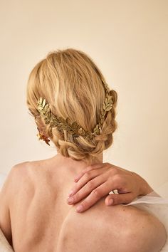 Introducing the Ivy Vee Halo, a luxurious reinterpretation of our iconic vee halo. Crafted with exquisite 14 karat antique gold plated laurel leaves, this headpiece exudes a Grecian charm fit for a bride. Elevate your wedding day look with this elegant and exclusive accessory. Made in NYC. Laurel Hair Piece, Greek Leaves Headband, Fem Hairstyles, Court Fashion, Grecian Wedding Dress, Grecian Wedding, Timeless Wedding Dress, Gold Headpiece, Bridal Shower Outfit