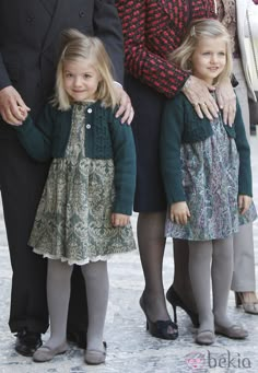 Infantas Leonor y Sofía Sofia And Leonor, Preppy Kids Outfits, Infanta Sofia Of Spain, Leonor And Sofia, Child Outfits, Princess Leonor And Infanta Sofia, Girls Clothes Patterns, Baby Girl Clothes Winter, Winter Baby Clothes