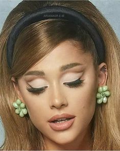 Ariana Grande Makeup Verde 70s Hair And Makeup, Disco Makeup, Ariana Grande Makeup, 60s Makeup, 70s Makeup, Retro Makeup, New Template, Formal Makeup, Hot Makeup