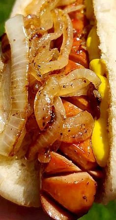 Hot Dog Onions Recipe, Hot Dog Chili Sauce, Hot Dog Sauce, Grilling Hot Dogs, Gourmet Hot Dogs, Vidalia Onion, Hot Dog Toppings, Hot Dog Chili