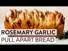 Starting from a simple homemade dough, this rosemary garlic pull apart bread is assembled with butter, herbs, garlic, and cheese. Phyllo Recipes, Rosemary Garlic, Homemade Bread Recipes Easy, Homemade Dough, Pull Apart Bread