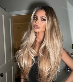 Extension Hair Color Ideas, Caramel Hair Extensions, Almond Butter Blonde Hair, Root Tap Blonde, Brown Roots Blonde Hair, Brunette Photoshoot, Ash Blonde Hair Balayage, Rooted Blonde, Makeup Cantik