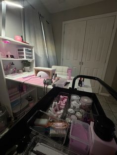 nail set up Nail Tech Dream Job, Nail Tech Items, Nail Bedroom Ideas, Nail Artist Set Up, Nail Salon Set Up At Home, Nail Desk In Bedroom, Nail Products Aesthetic, Nails Set Up, Nail Tech Needs List