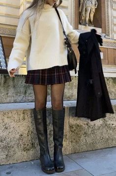 The cutest plaid skirt🤎 #fashion #outfits #outdoor #style #stylish #skirtfashion #inspiration #trendy #trending #chic #elegant #christmas #christmasoutfit #fall #winter Rok Mini, Paris Outfits, Mode Inspo, 가을 패션, Looks Style