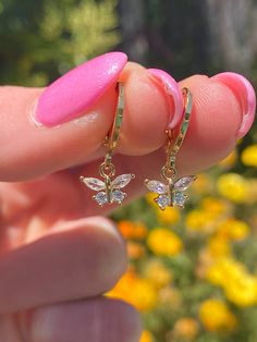 These mini crystal butterfly earrings are so adorable and pretty! The perfect dainty accessory 💗 Materials  -hypoallergenic huggie hoops (silver+18k gold plated) -butterfly charms  (brass+18k gold plated) Made with love <3 Gold Butterfly Hoop Earrings, Butterfly Earrings Aesthetic, Gold Butterfly Earrings, Butterfly Hoop Earrings, Y2k Earrings, Drop Earrings Simple, Hello Kitty Earrings, Huggie Earrings Gold, Butterfly Earring