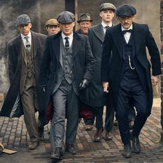 Men In Suits, 1920s Mens Fashion, Peaky Blinders Suit, Mens Hats Fashion, Alligator Skin, Vintage Mens Fashion, Tweed Suits