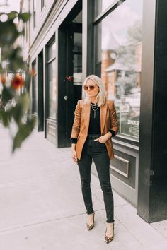 Brown Blazer Outfit Casual, Brown Blazer Outfit, Brown Leather Jacket Outfit, Tan Outfit, Busbee Style, Blazer Outfits Casual, Fall Attire, Brown Blazer, Leather Jacket Outfits