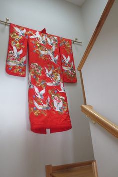 Framed Kimono Display, Kimono Decoration Wall, Kimono Decoration, Kimono Stand, Kimono Ideas, Japanese Wedding Kimono