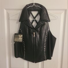 Black Leather Vest With Back Detail Cutout. Sides Do Stretch. Zips In Front. Angel Mama, Thrift Wishlist, 80s Clothes, Leather Vests, Leather Biker Vest, Black Leather Vest, Battle Jacket, Floral Vests, Biker Vest