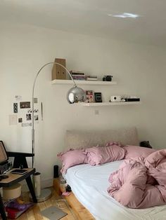 Cute Aesthetic Rooms, Nyc Rooms, Aesthetic Rooms, Apartment Decor Inspiration, Room Makeover Bedroom, Cute Aesthetic