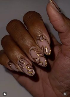 Short Stilleto Nail Design, Winter Bday Nails, Holiday Nails Classy, Girly Winter Nails, Opulent Nails, Almond New Years Nails, Gold Bow Nails, Cute Nail Ideas Almond Shape, Bridal Nails Wedding Indian