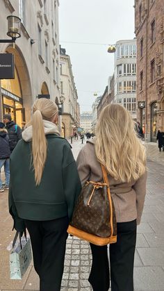 louis vuitton noe bag designer style stockholm stil sthlm sweden blonde girls shopping fashion bags luxury highlights hair curls neonoe soft life money mode clothes 2024 goals pinterest instagram pose Lv Noe Outfit, Louis Vuitton Aesthetic, Noe Louis Vuitton, Louis Vuitton Noe Bag, Louis Vuitton Neonoe, Instagram Pose, Blonde Girl, Curled Hairstyles, Girls Shopping