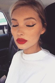 Red Lipstick Makeup Looks, Statement Makeup, Blonde Hair Makeup, Red Lipstick Makeup, Perfect Cat Eye, Rose Gold Makeup, Red Lip Makeup