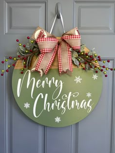 Christmas Door Hanger - Willow Love Bug Designs Thanksgiving Porch, Diy Christmas Crafts To Sell, Diy Christmas Door, Door Signs Diy, Wooden Door Signs, Christmas Themes Decorations, Decorations For Home