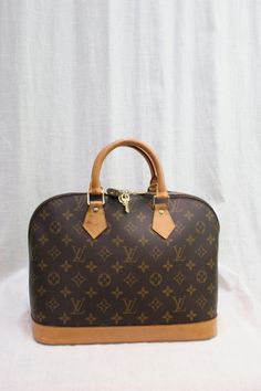 Louis Vuitton Alma Bag Mommy Fashion, Louis Vuitton Alma Bag, Lv Bags, Mommy Style, Fabulous Clothes, Pretty Clothes, Big News, Clothes Ideas